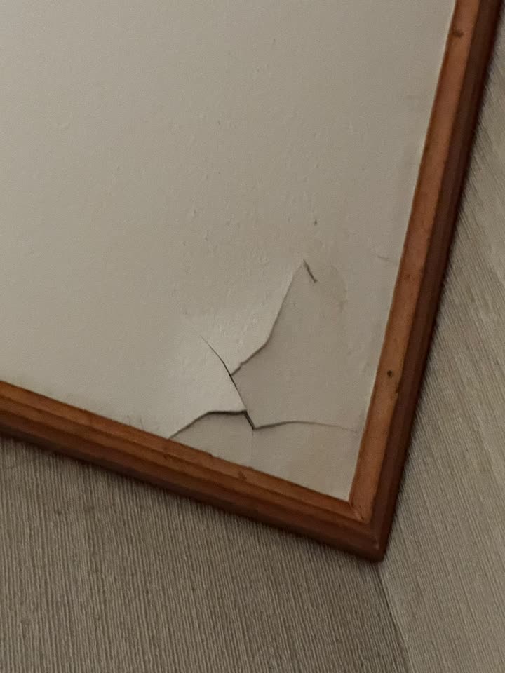 Pintura descascarada junto a la ventana